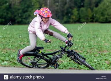 child-fall-off-the-bike-H1990G